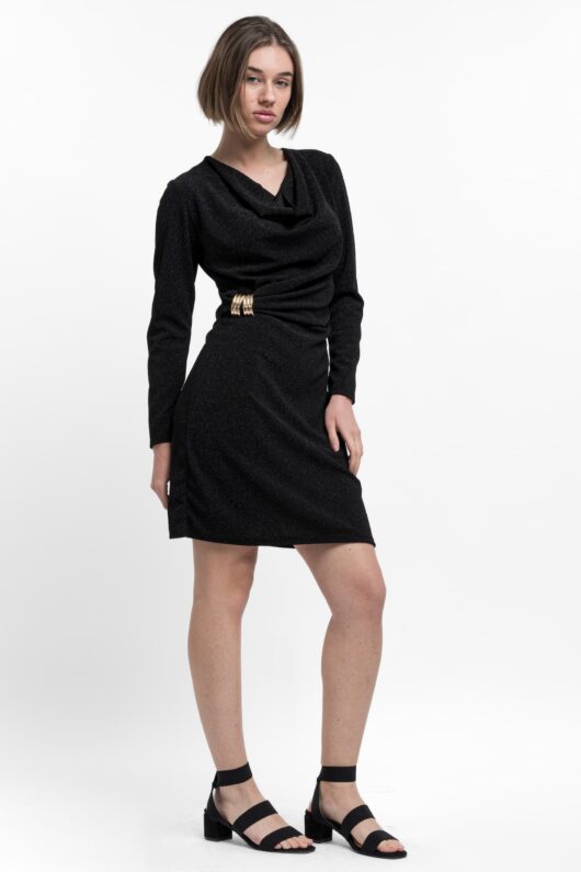 Φόρεμα με ντραπέ μπλούζα και χρυσό διακοσμητικό στην ζώνη. Lurex στο χρώμα του υφάσματος.