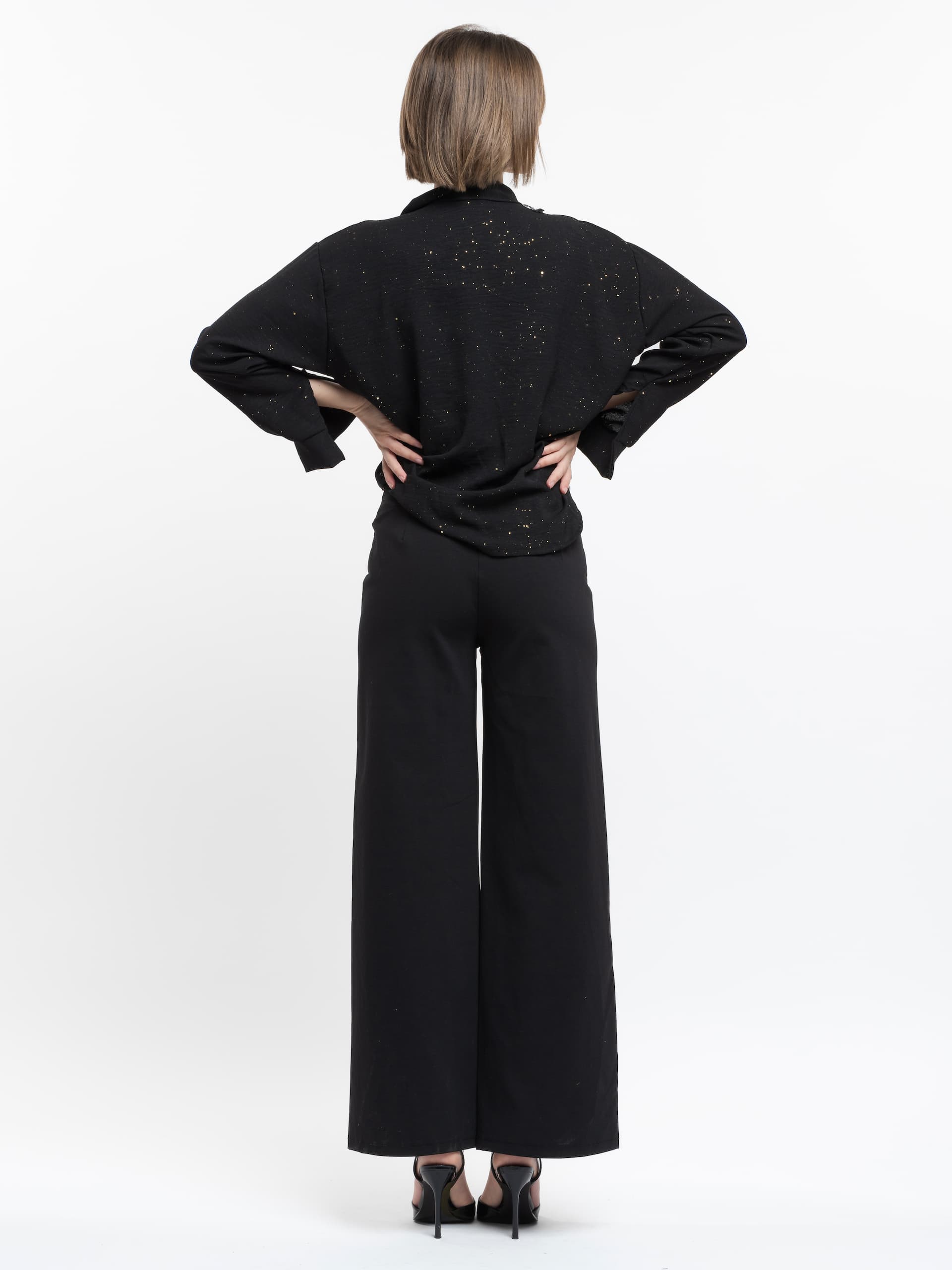 Ελαστική παντελόνα με διακοσμητικά κουμπιά στην ζώνη